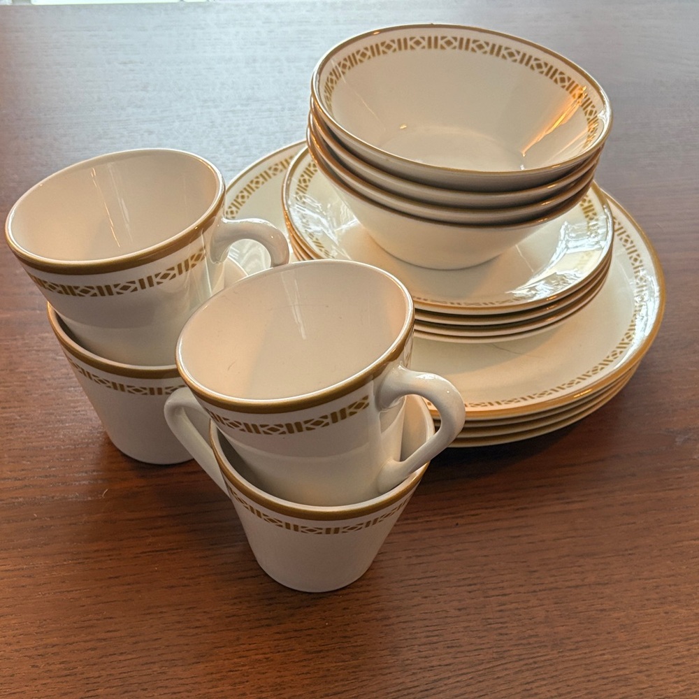 VINTAGE - Syralite Syracuse Canada “Honeycomb” place settings (16 piece)